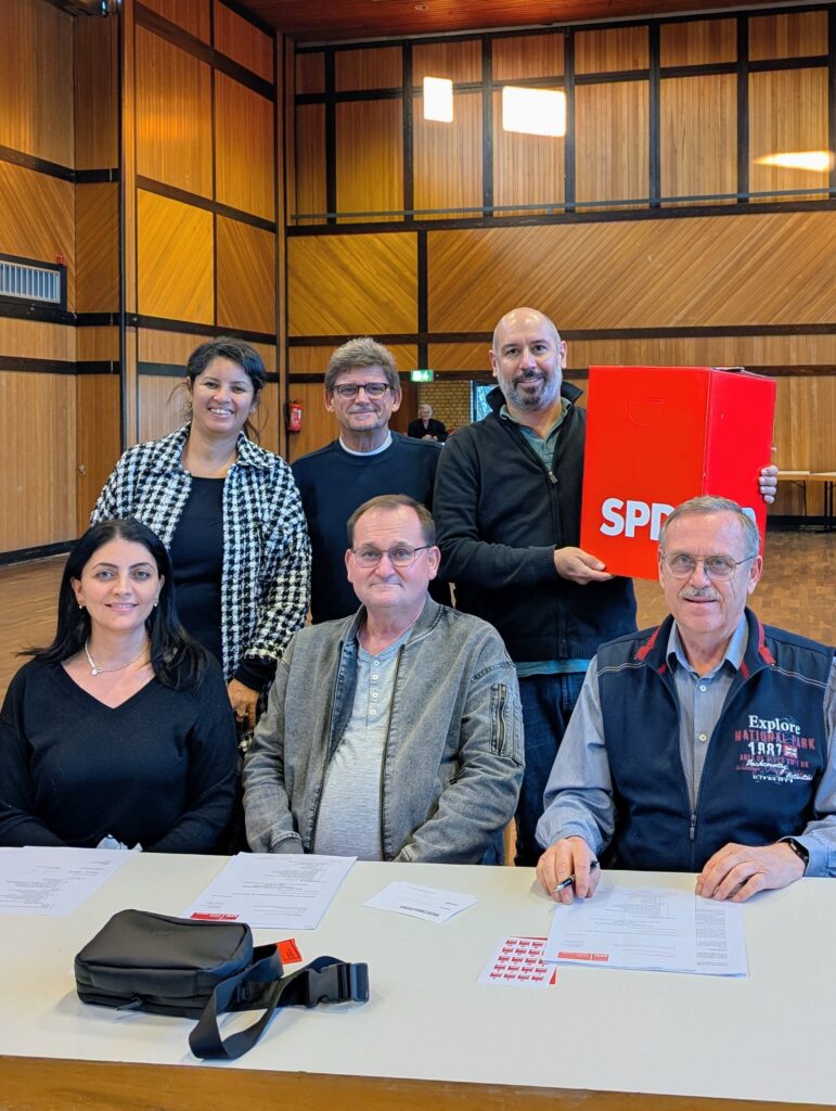 Beim Kreisparteitag vor: Sara Bouhouchi-Gouhar, Hans-Peter Hamann, Mustafa Gülgel, Fatma Köksal, Thorsten Schreiner, Dieter Seifert